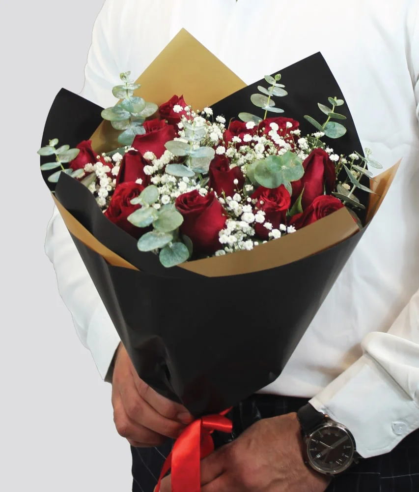 pareja con ramo de flores