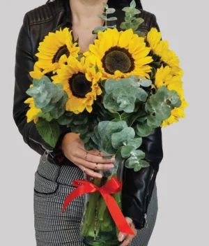 mujer con ramo de girasoles