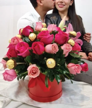 pareja con arreglo floral