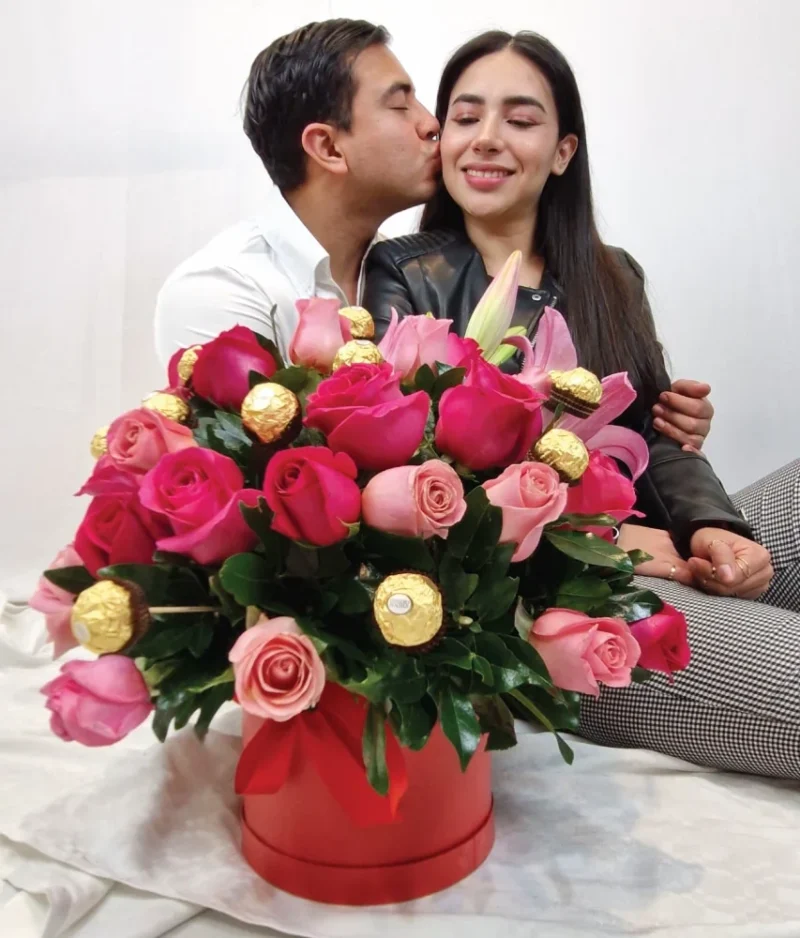 pareja con arreglo floral