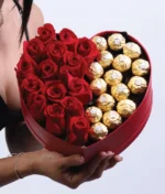 caja en forma de corazón con rosas y chocolates