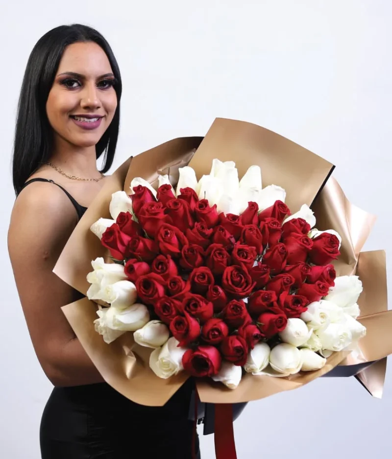 mujer sonriente sosteniendo un ramo de rosas rojas en forma de corazón con fondo blanco